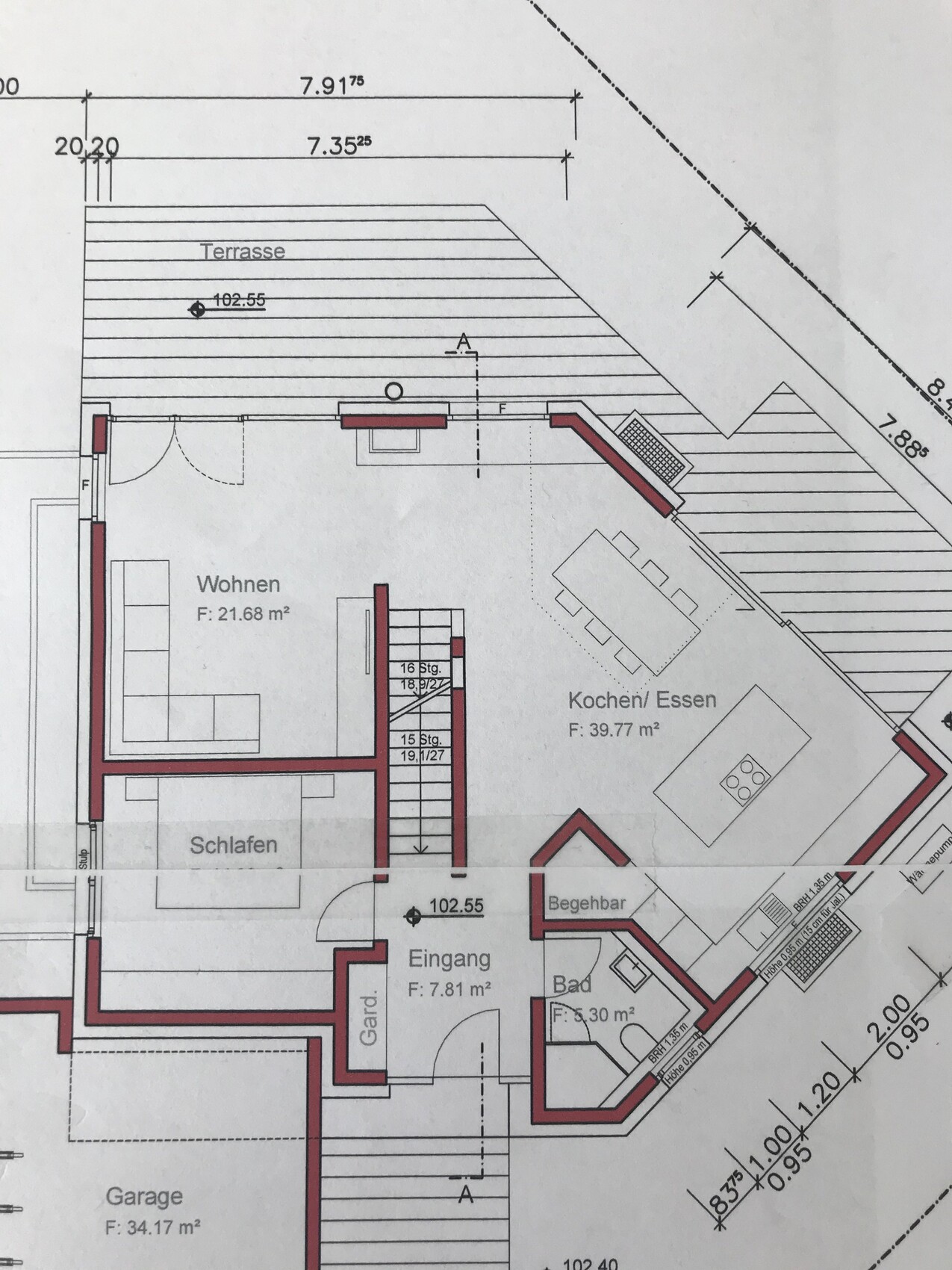 Grundriss eines Hauses mit Wohnen, Kochen/Essen, Schlafen, Bad, Eingang und Terrasse.