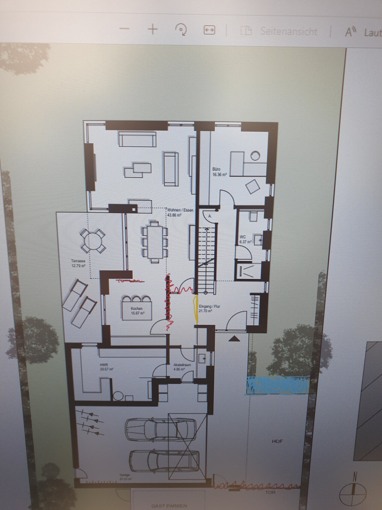 Grundriss eines Hauses mit Wohnzimmer, Küche, Büro, Terrasse, Flur, WC und Garage.