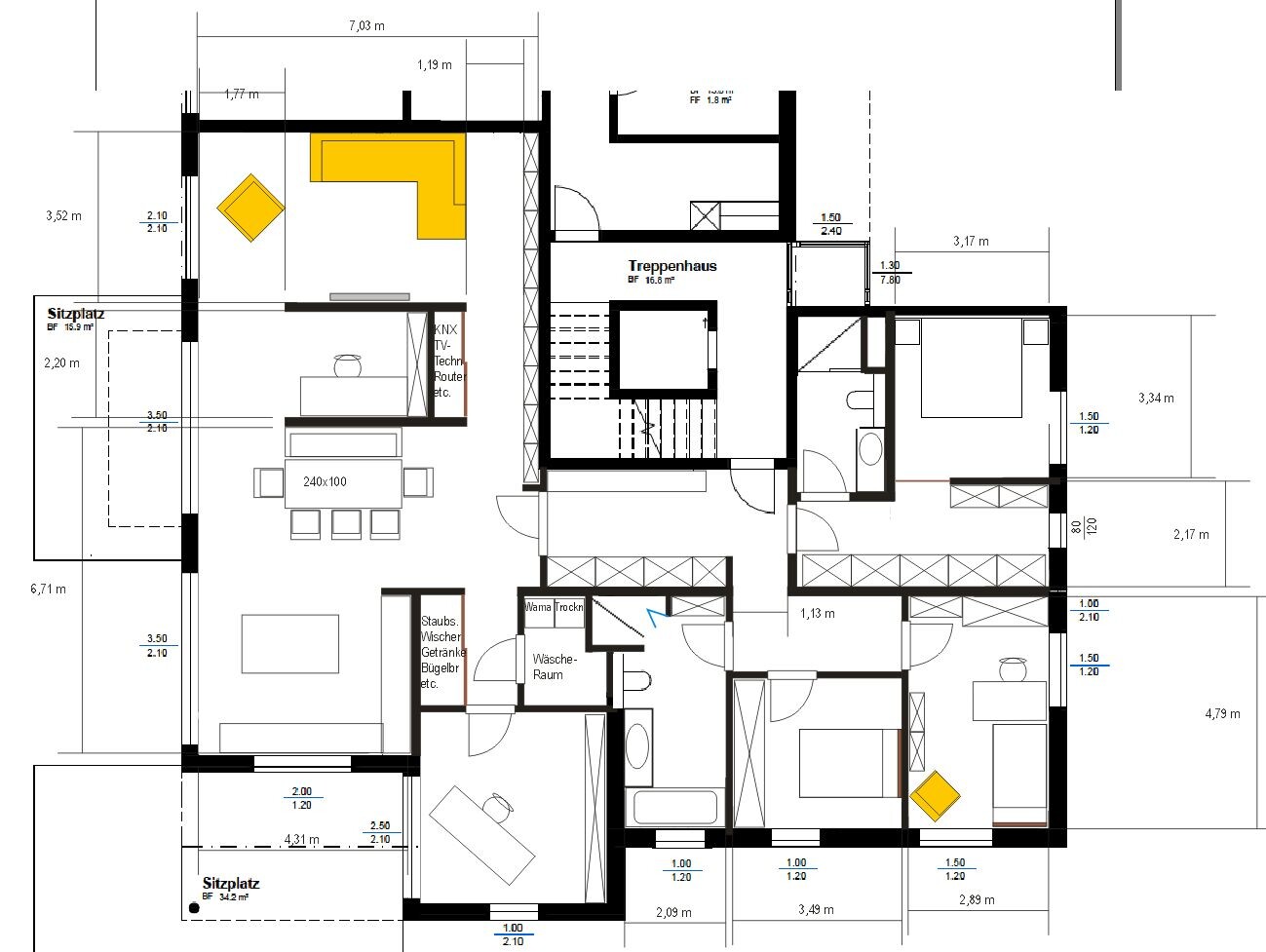 Detaillierter Grundrissplan eines Hauses mit Wohnzimmer, Küche, Treppenhaus und weiteren Zimmern.