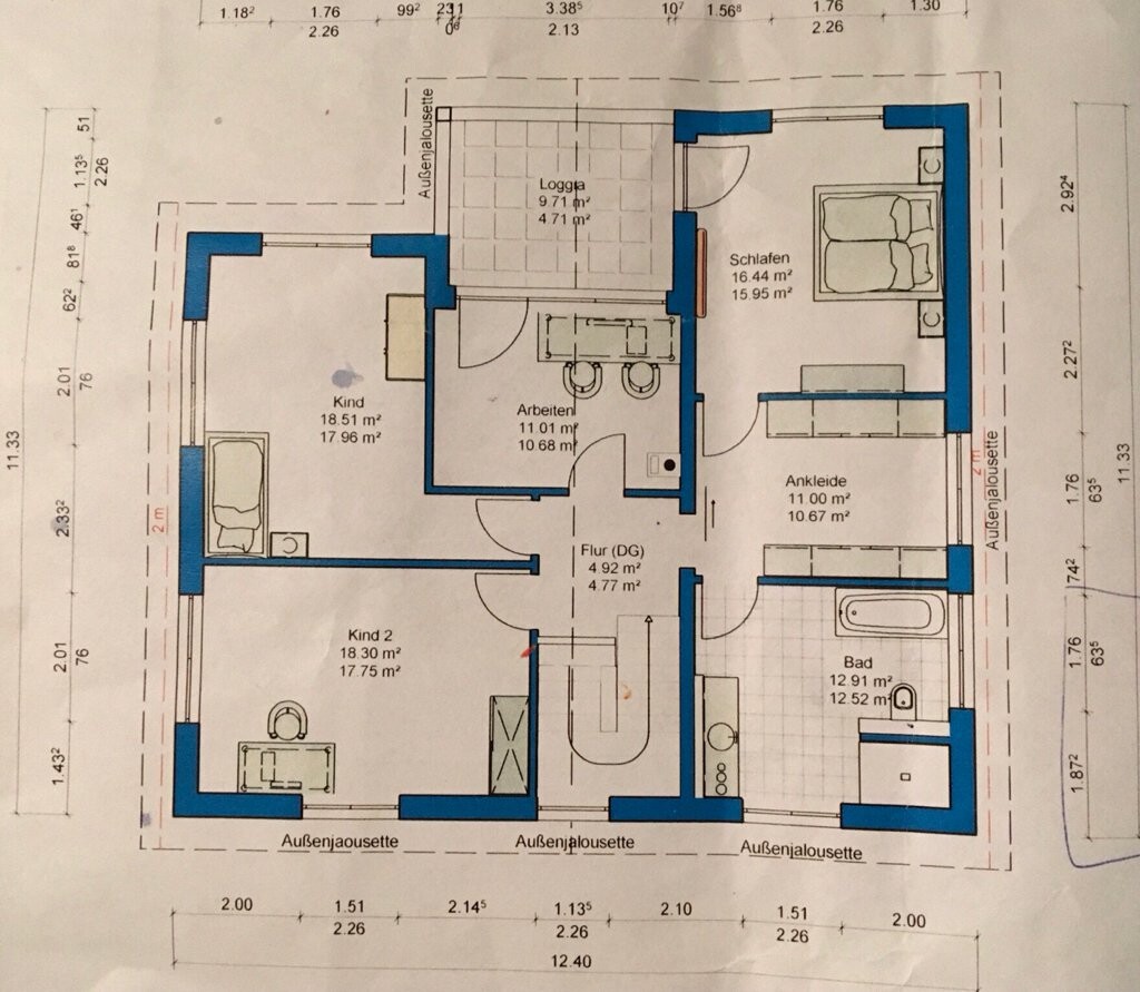 Detaillierter Hausgrundriss mit Flur, Schlafzimmer, Bad, Küche und Kinderzimmer.