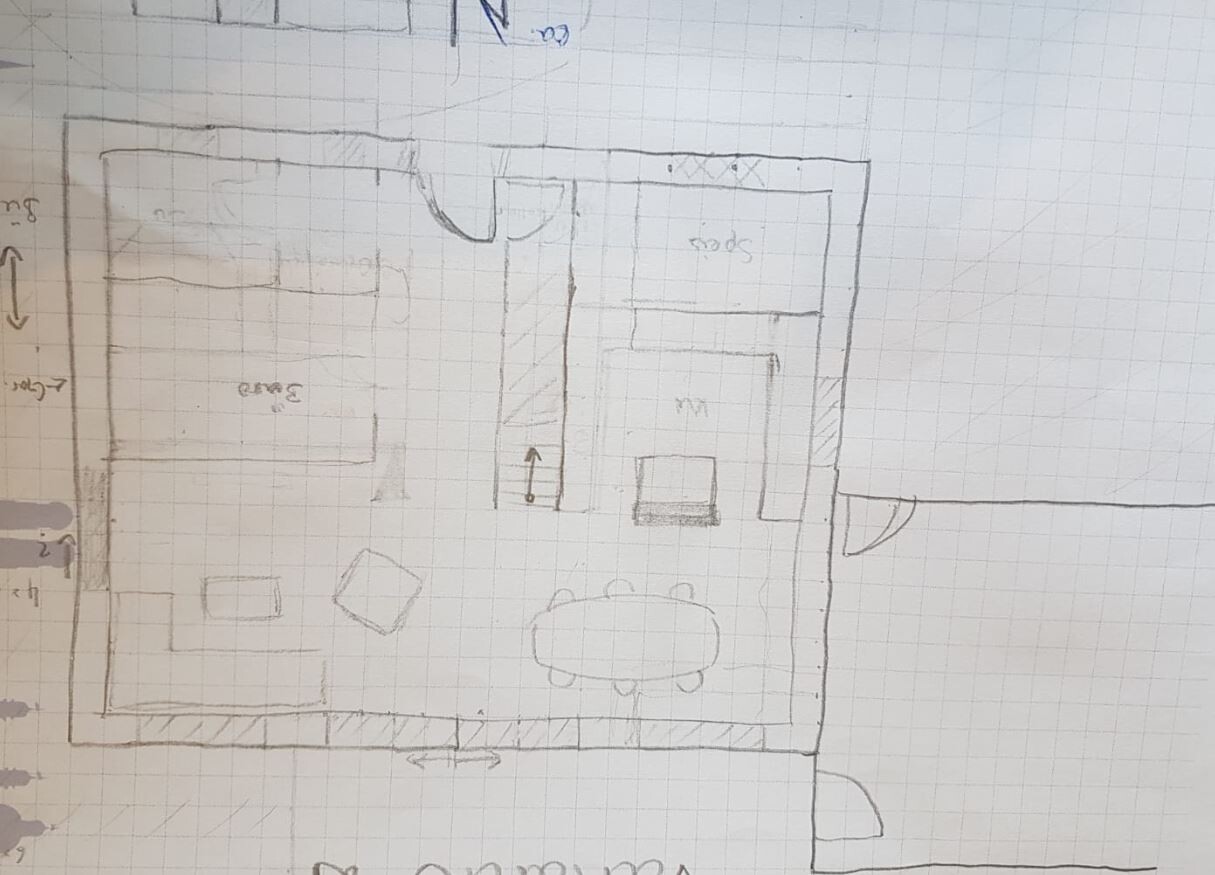 Skizze eines Grundrisses: Wohnzimmer links, Esstisch unten rechts, zentrale Flur mit Tür.