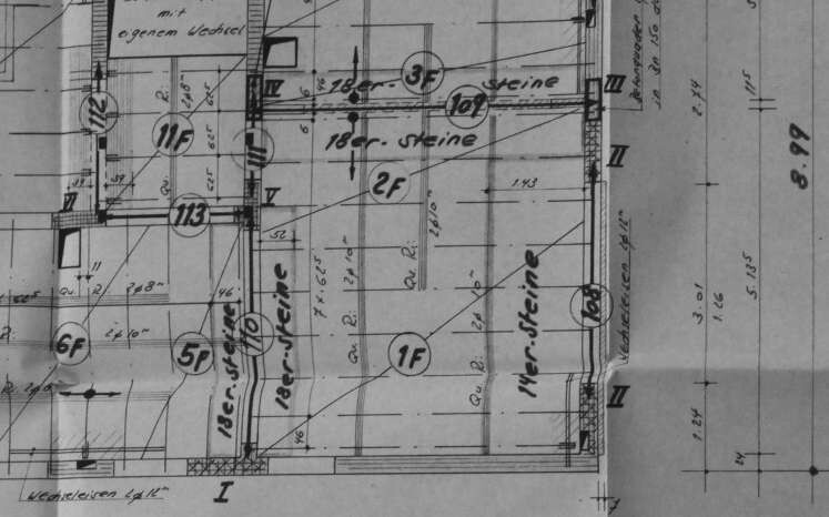 Detaillierter 2D-Grundrissplan eines Hauses mit Zimmern und Maßen.
