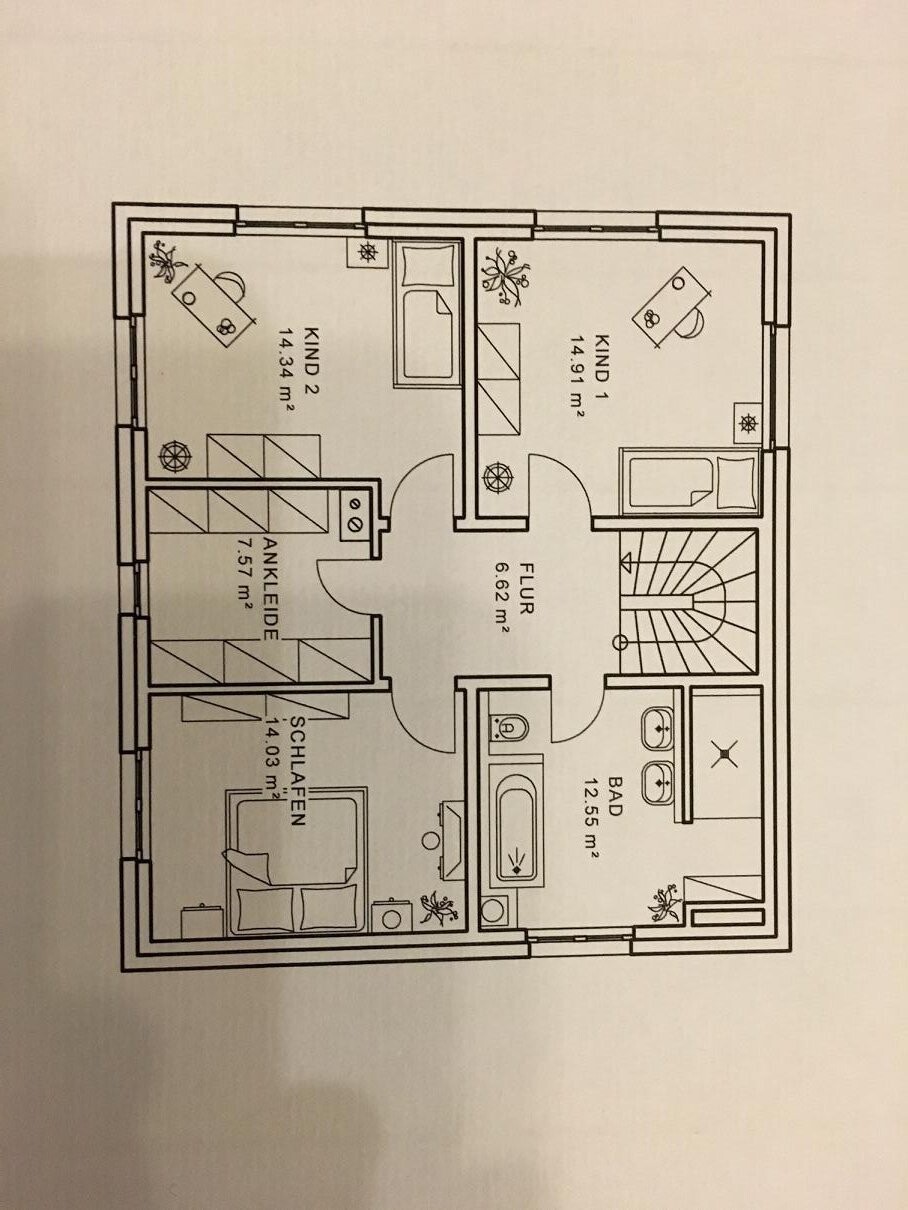 Grundriss eines Hauses: zwei Kinderzimmer, Schlafzimmer, Ankleide, Flur, Bad, Treppe.