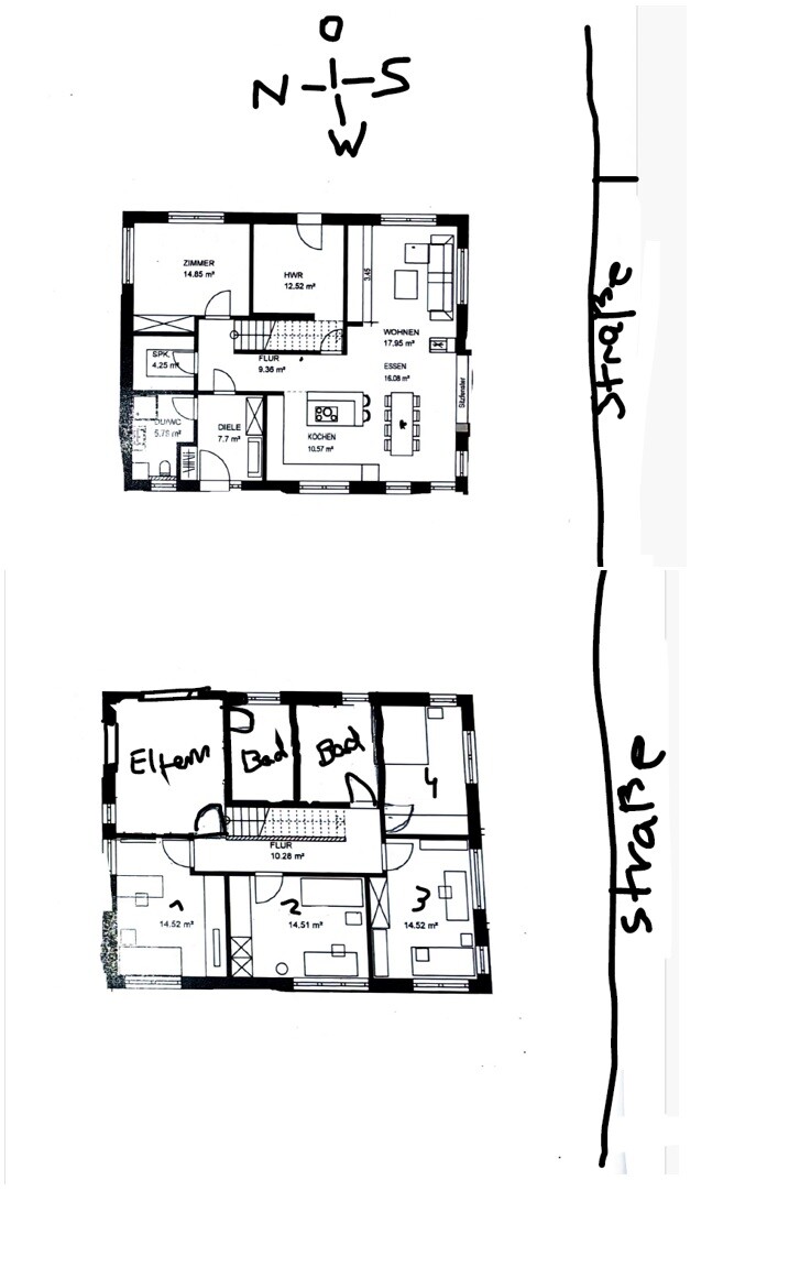 Zweigeschossiger Hausgrundriss mit Zimmern, Küche, Bad und Flur, Straßenseite