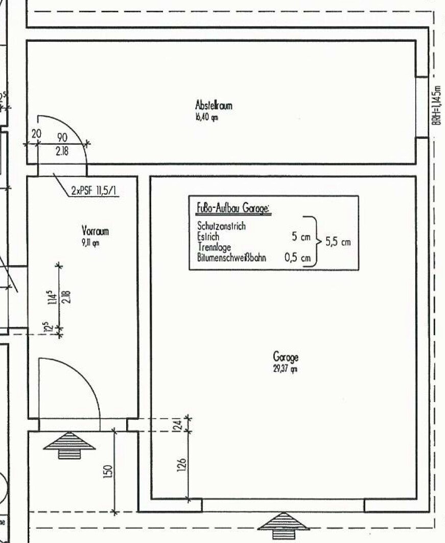 Zweidimensionaler Grundriss eines Hauses mit Abstellraum und Garage, Maße sichtbar.