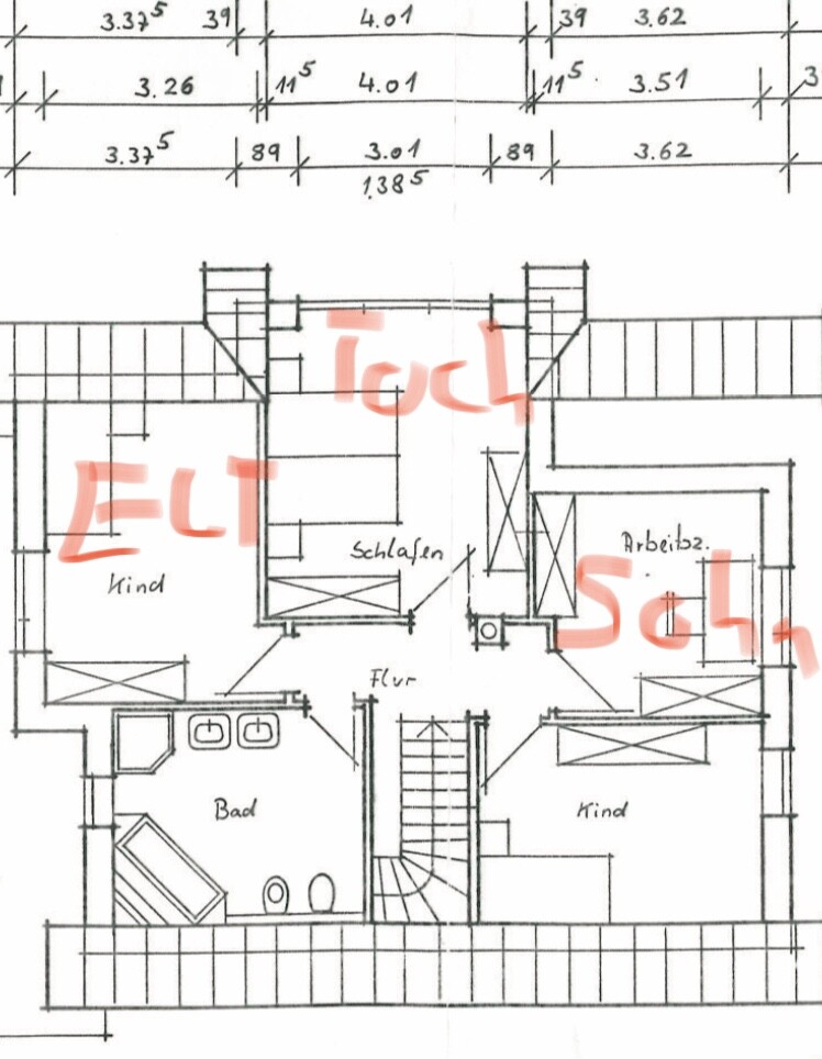 Grundriss eines Hauses mit Flur, Bad, Schlafzimmer, Kinderzimmer, Arbeitszimmer; rote Beschriftung.
