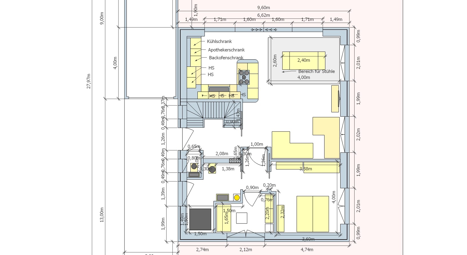Grundriss eines Wohn- und Küchenbereichs mit Insel, Schränken, Treppe und Möbeln.