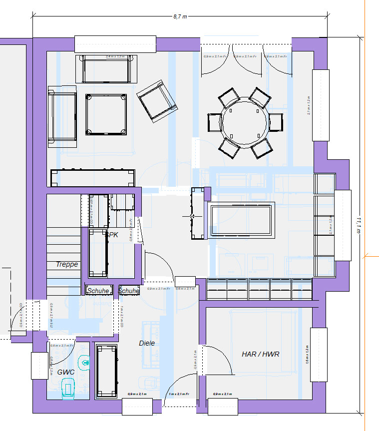 Grundriss einer Wohnung mit Möbeln, Treppe, Diele und Rundtischgruppe.