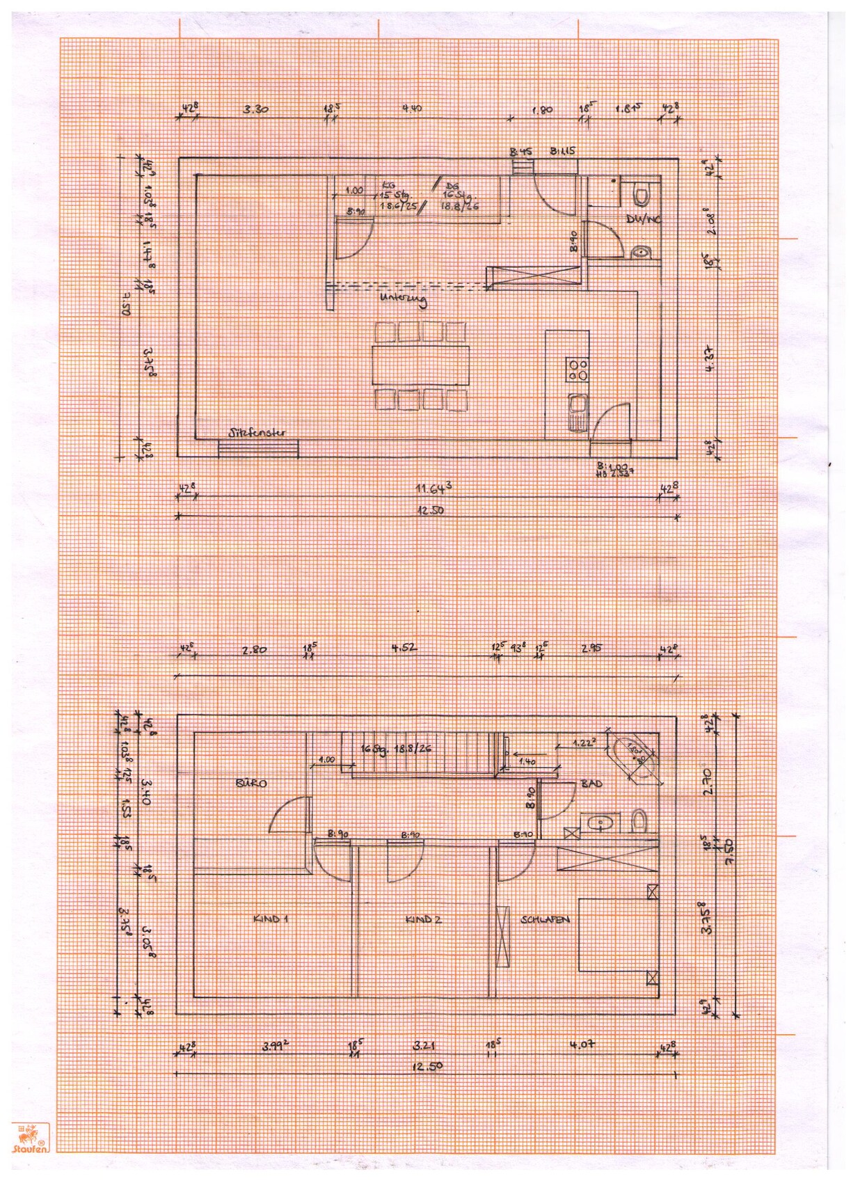Grundriss eines Hauses: obere Etage Küche, Essbereich, Bad; unten Schlafzimmer und Kinderzimmer.
