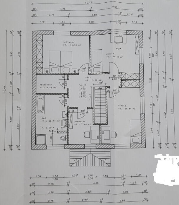 Grundriss eines Hauses: Schlafzimmer, Kinderzimmer, Bad, Flur, Arbeitszimmer, Abstellraum, Treppe.