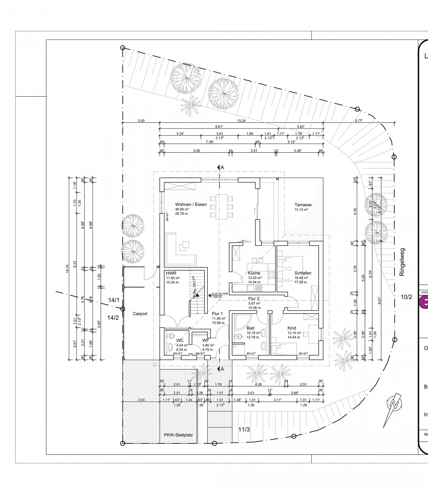 Grundriss eines Einfamilienhauses mit Terrasse, Garten, Carport und umlaufendem Weg.