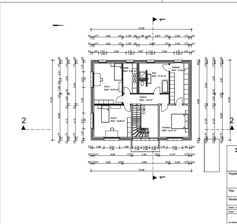 Grundriss eines Hauses mit Zimmern, Treppe, Bad, Flur; Maßangaben.