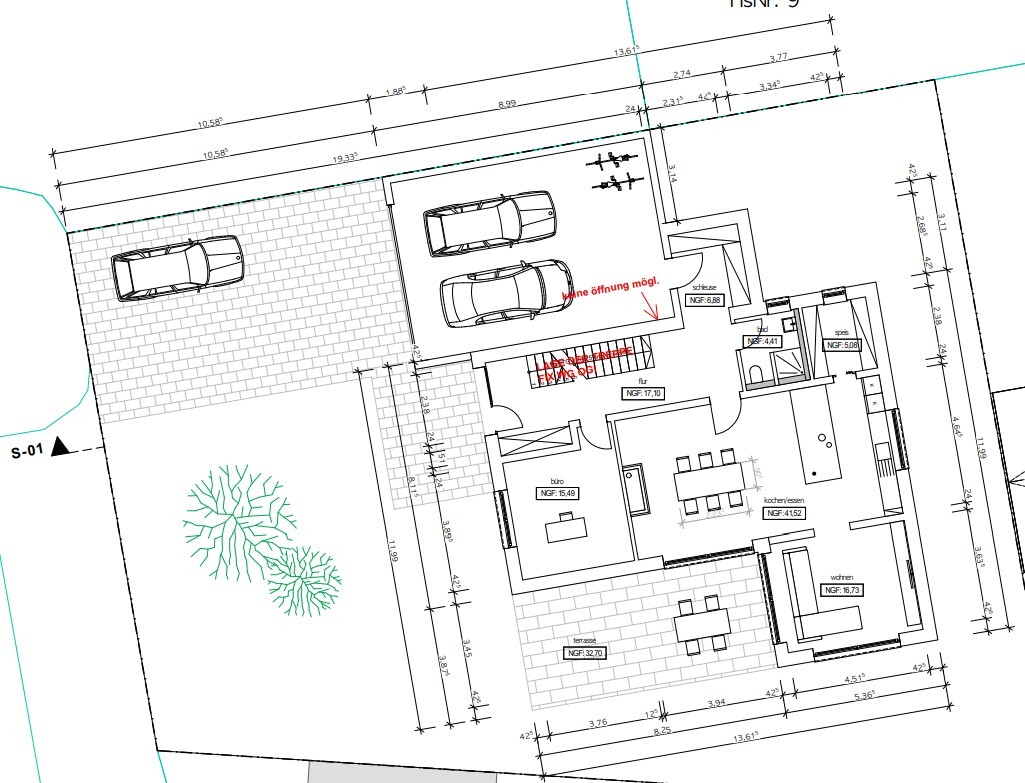 Grundriss eines Hauses mit Garage (zwei Autos), Terrasse und Garten mit Bäumen.
