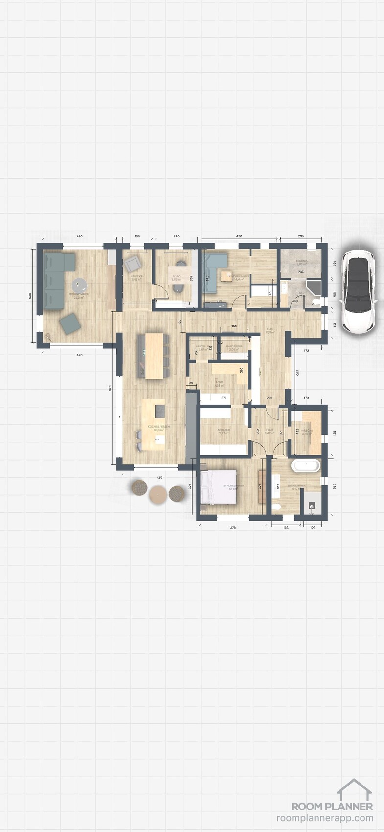 Detaillierter Grundriss eines Hauses mit Wohnzimmer, Küche, Schlafzimmern, Bad und Garage.