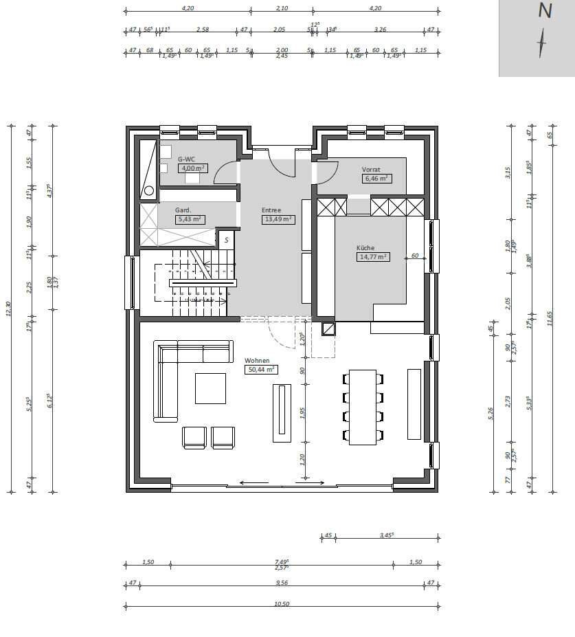 Grundriss eines Hauses mit Wohnzimmer, Küche, Entree, Garderobe, Vorrat, G-WC und Treppenhaus.