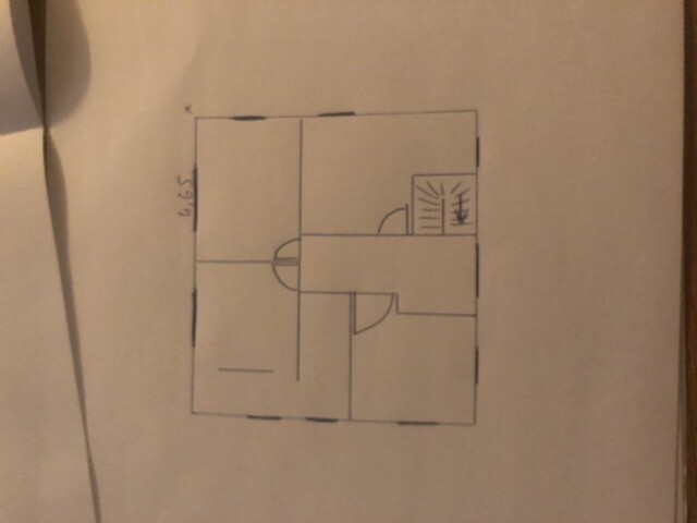 Grundriss eines quadratischen Hauses mit Flur, Türen und Treppen.