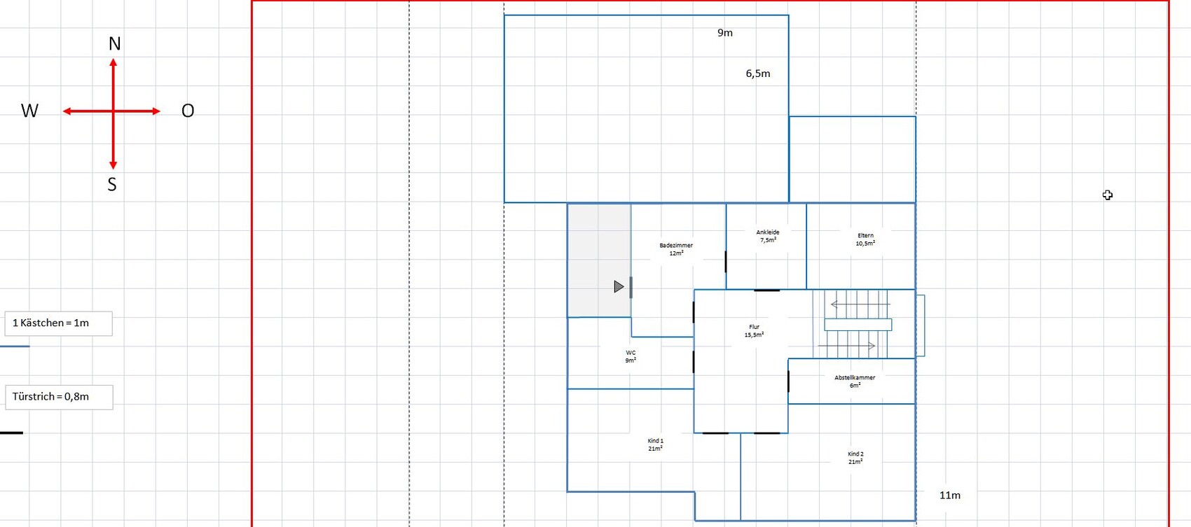 Grundriss eines Wohnhauses mit blau markierten Innenwänden, Raumgrößen, Treppe und Kompass