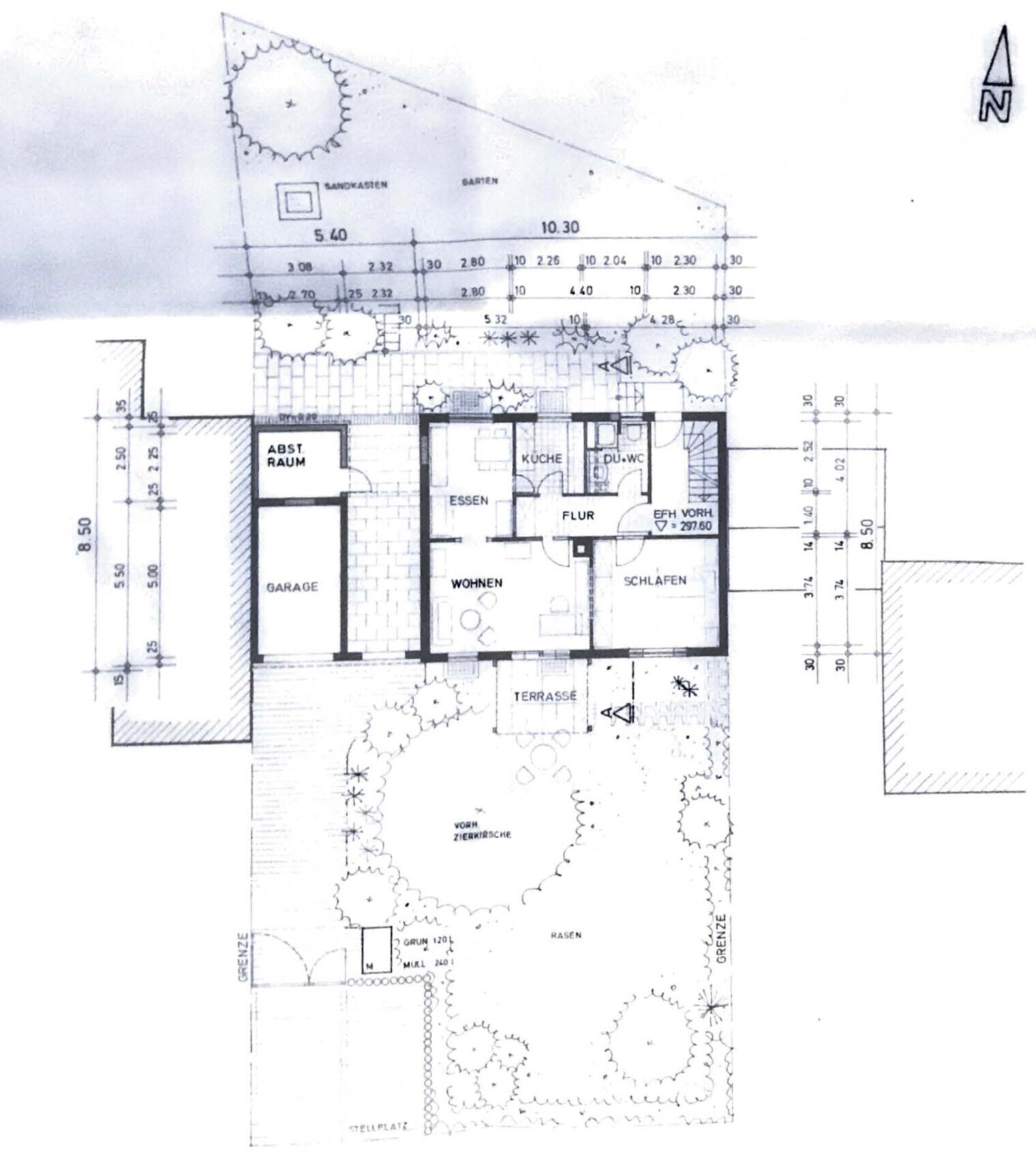 Grundriss eines Hauses mit Garten, Terrasse und Garage; Räume: Wohnen, Essen, Küche, Schlafen.