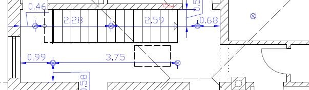Detaillierter Grundrissplan mit Maßlinien, Wänden und Treppen im Hausbau