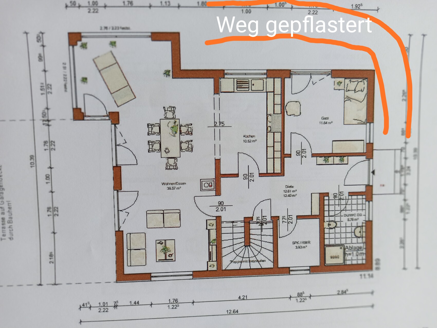 Grundriss eines Hauses: Wohnzimmer, Essbereich, Küche, Schlafzimmer; orange Wegmarkierung rechts.