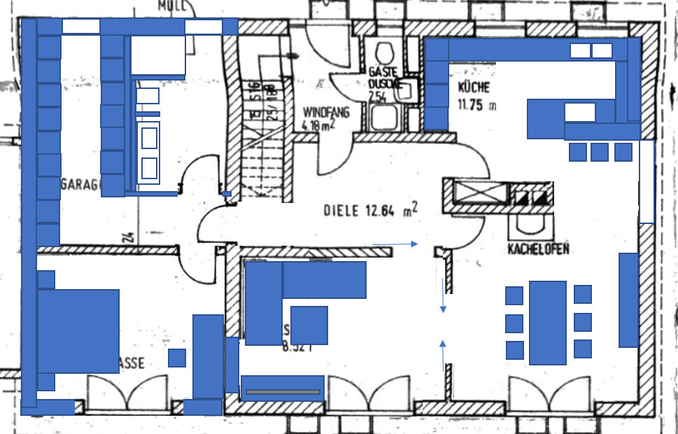 Grundriss eines Hauses mit Küche, Diele, Garage und Wohnbereich; blau markierte Bereiche