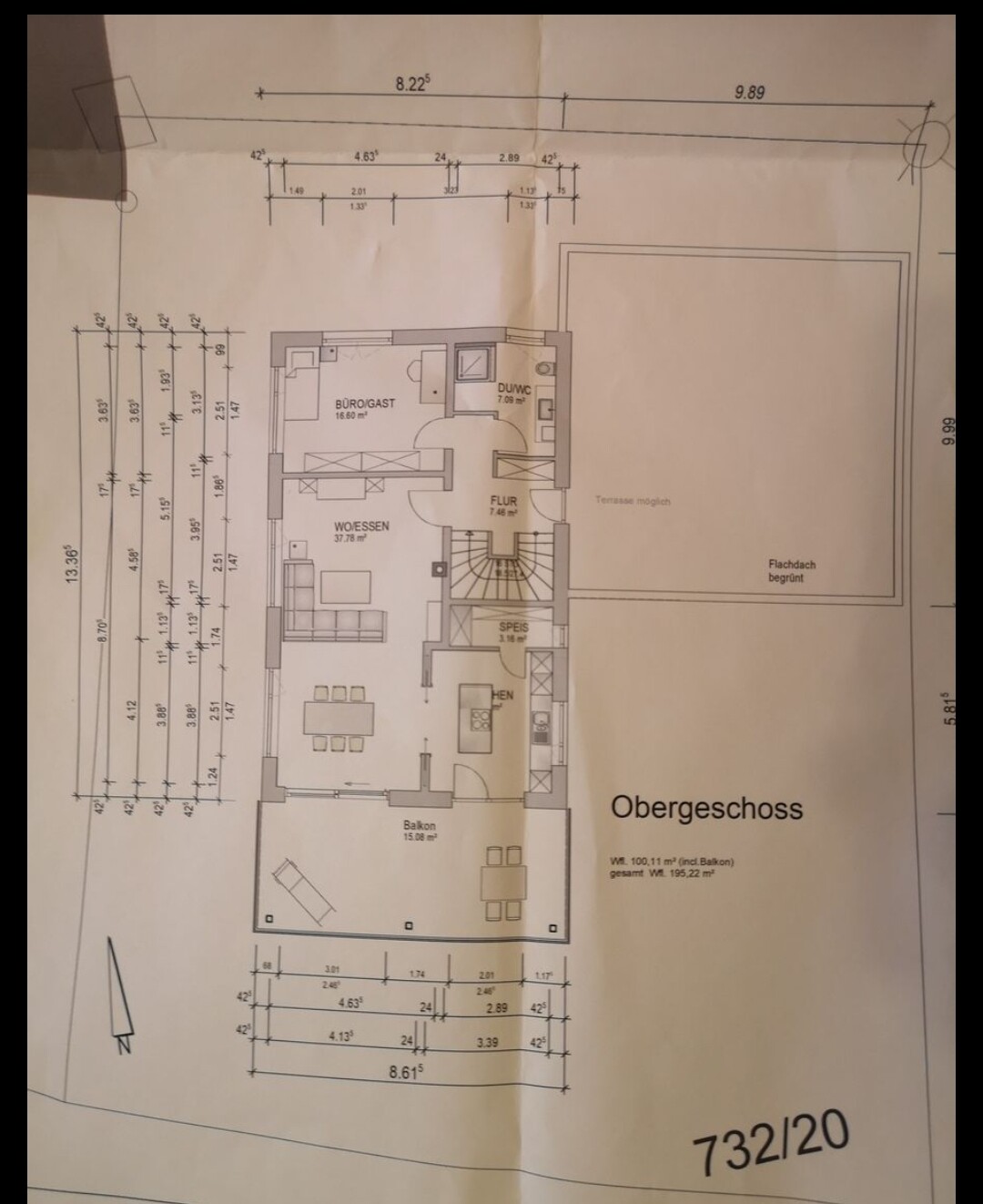 Grundrissplan des Obergeschosses eines Hauses mit Wohnzimmer, Büro, Küche und Balkon