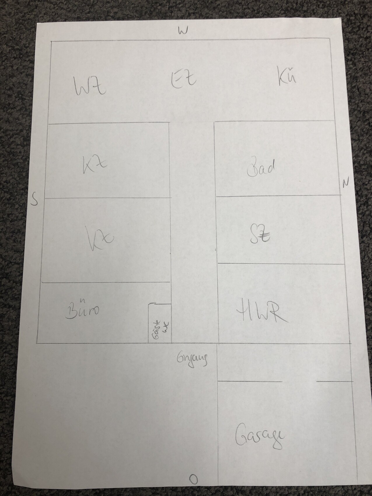 Grundriss eines Hauses mit Eingangsbereich, zentralem Flur, links Büro, rechts Bad, Garage