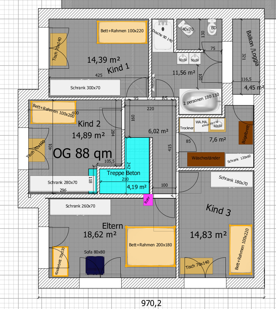 Grundriss eines Hauses mit Eltern- und drei Kinderzimmern, Bad, Treppe, Balkon.