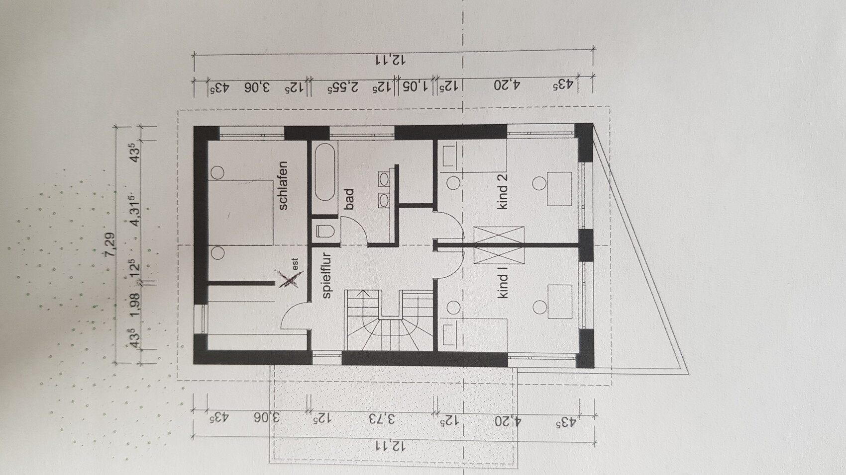 Grundriss eines Obergeschosses: Schlafzimmer, Bad, Flur/Spielbereich, zwei Kinderzimmer, Treppe.