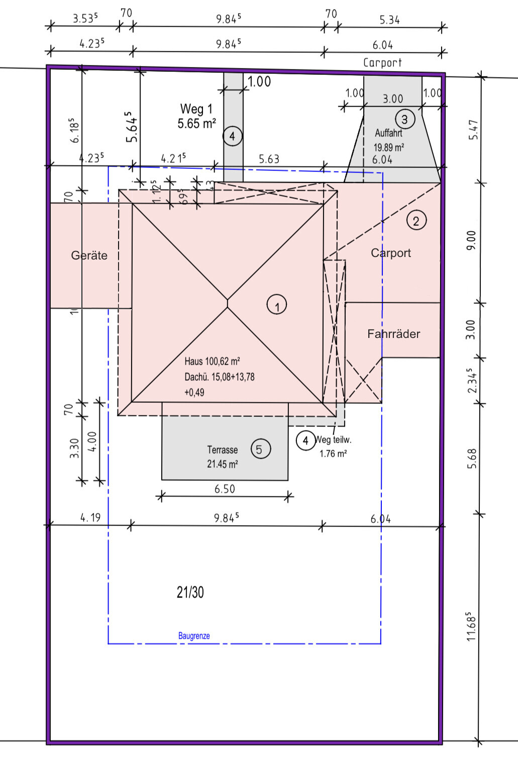 Grundriss eines Hauses mit Carport, Terrasse, Wegen, Maßen und Grundstücksgrenze.