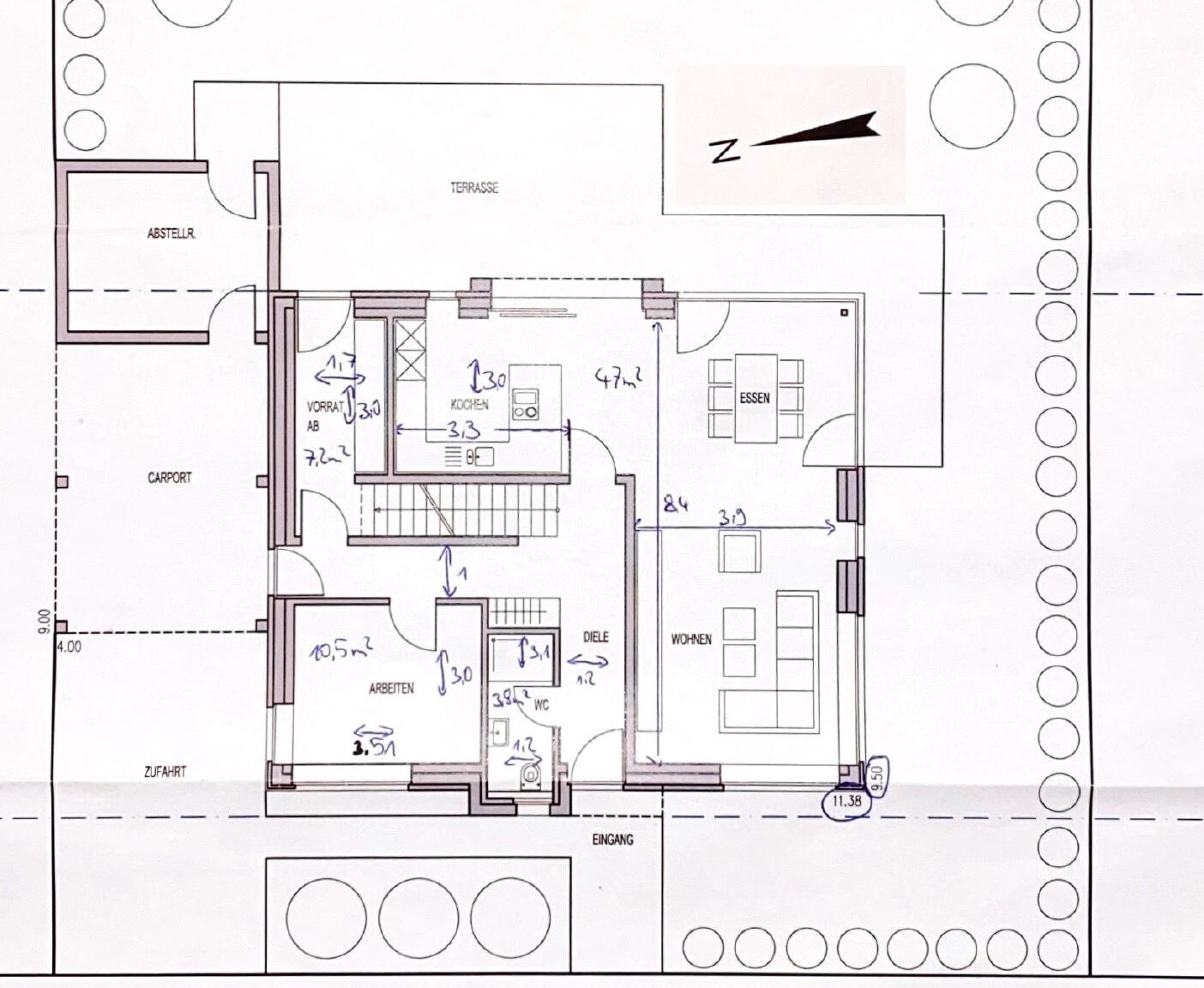 Grundriss eines Hauses mit Terrasse, Wohnen, Essen, Kochen, Diele, WC, Arbeitsraum, Abstellraum.