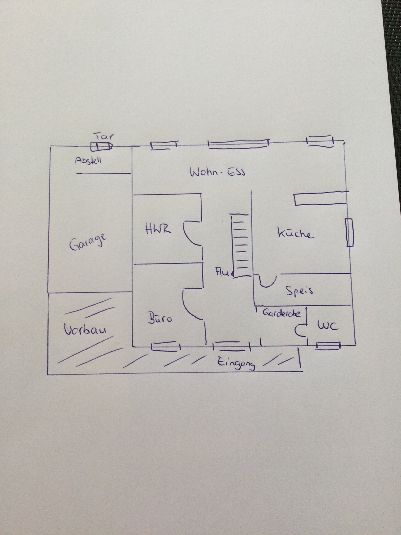 Grundriss eines Hauses: Eingang, Wohn- Ess, Küche, Speis, Büro, HWR, Garderobe, WC, Garage.