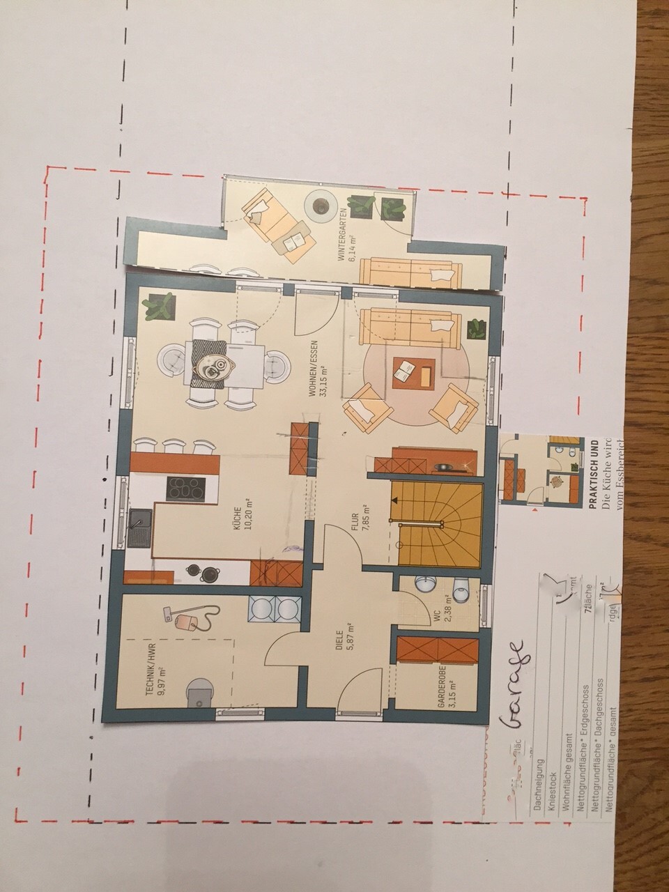 Grundrissplan eines Hauses mit Küche, Essbereich, Wohnzimmer, Flur, Treppenhaus und WC