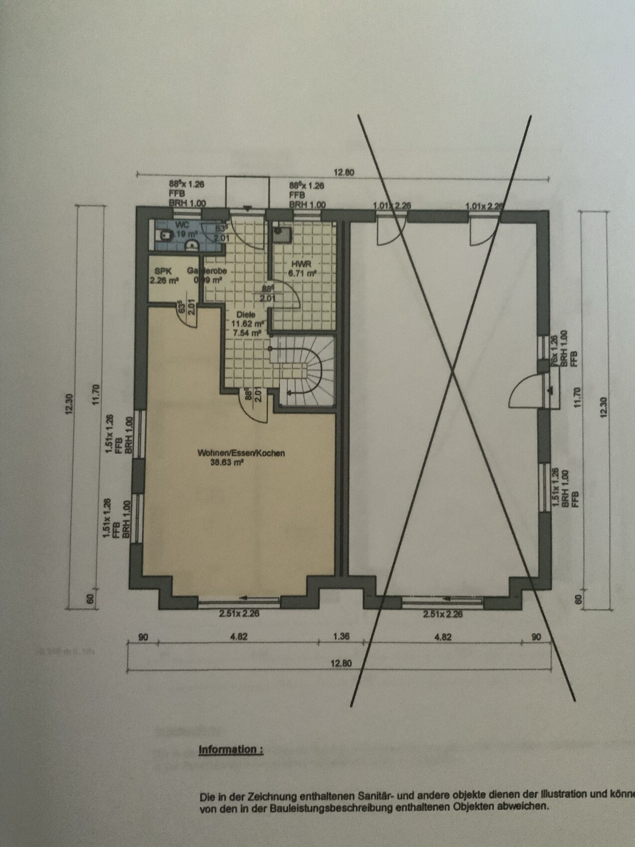 Grundriss eines Hauses mit Wohn-/Essbereich, Kochen, Flur, HWR, WC, Garderobe.