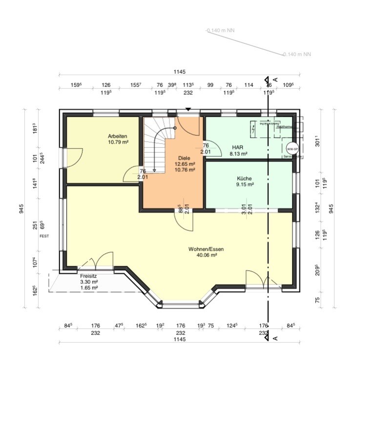 Grundriss eines Hauses: Wohnen/Essen, Küche, Arbeitszimmer, Diele, HAR, Freisitz.