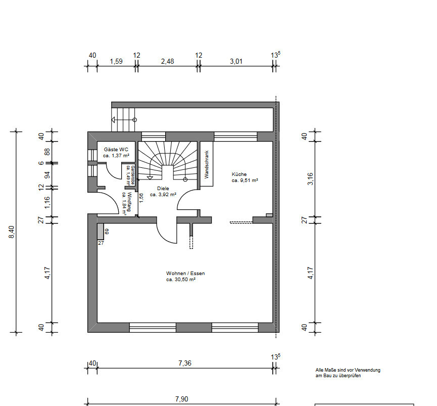 Grundriss eines Hauses mit Wohnen/Essen, Küche, Diele, Gäste-WC und Treppenhaus.