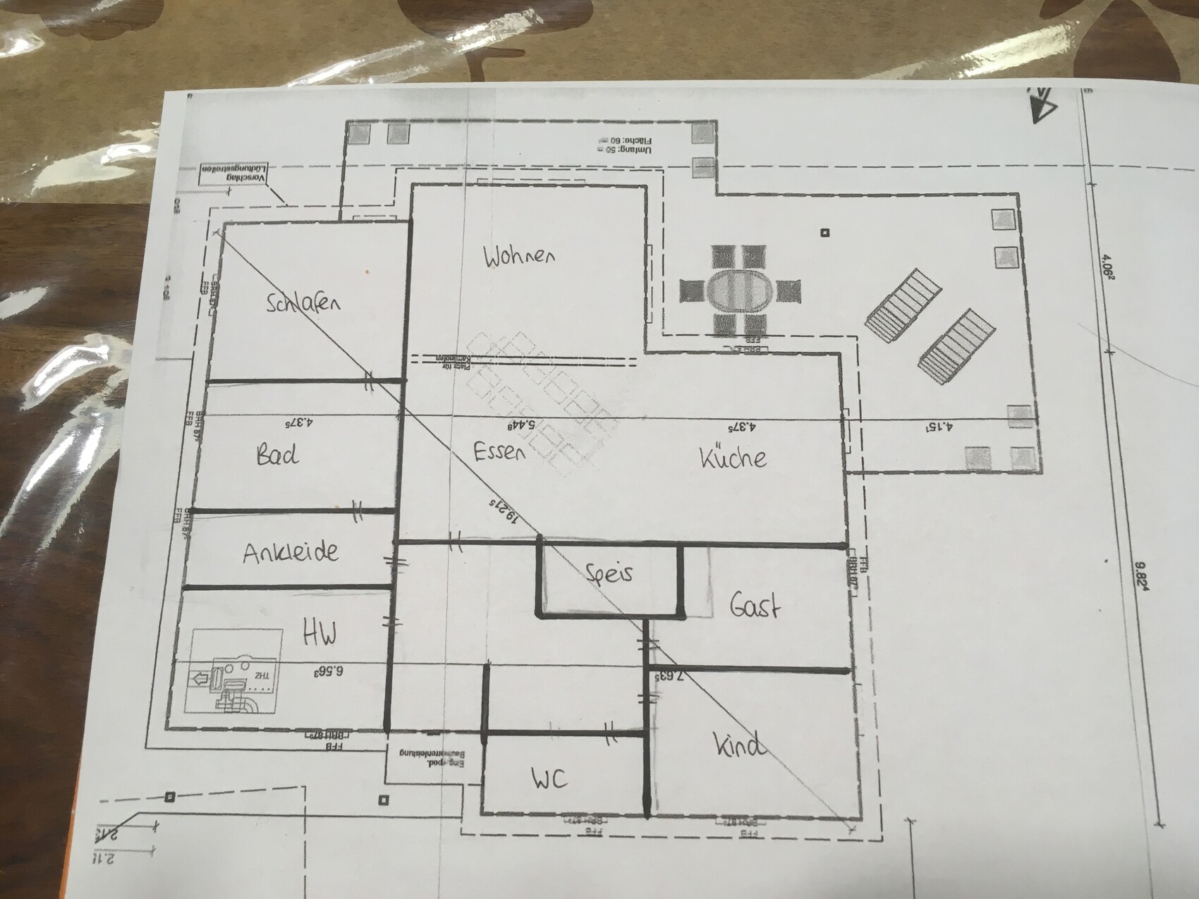 Grundriss eines Hauses mit Wohnen, Essen, Küche, Schlafen, Bad, Ankleide, Speis, Gast, Kind, WC.