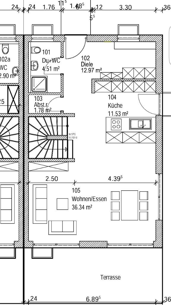 Grundrissplan eines Hauses mit Küche, Wohn- und Essecke sowie Terrasse