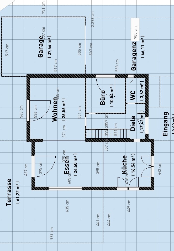 Grundriss eines Hauses: Wohnzimmer, Esszimmer, Küche, Diele, Büro, WC, Eingang, Garagen und Terrasse.
