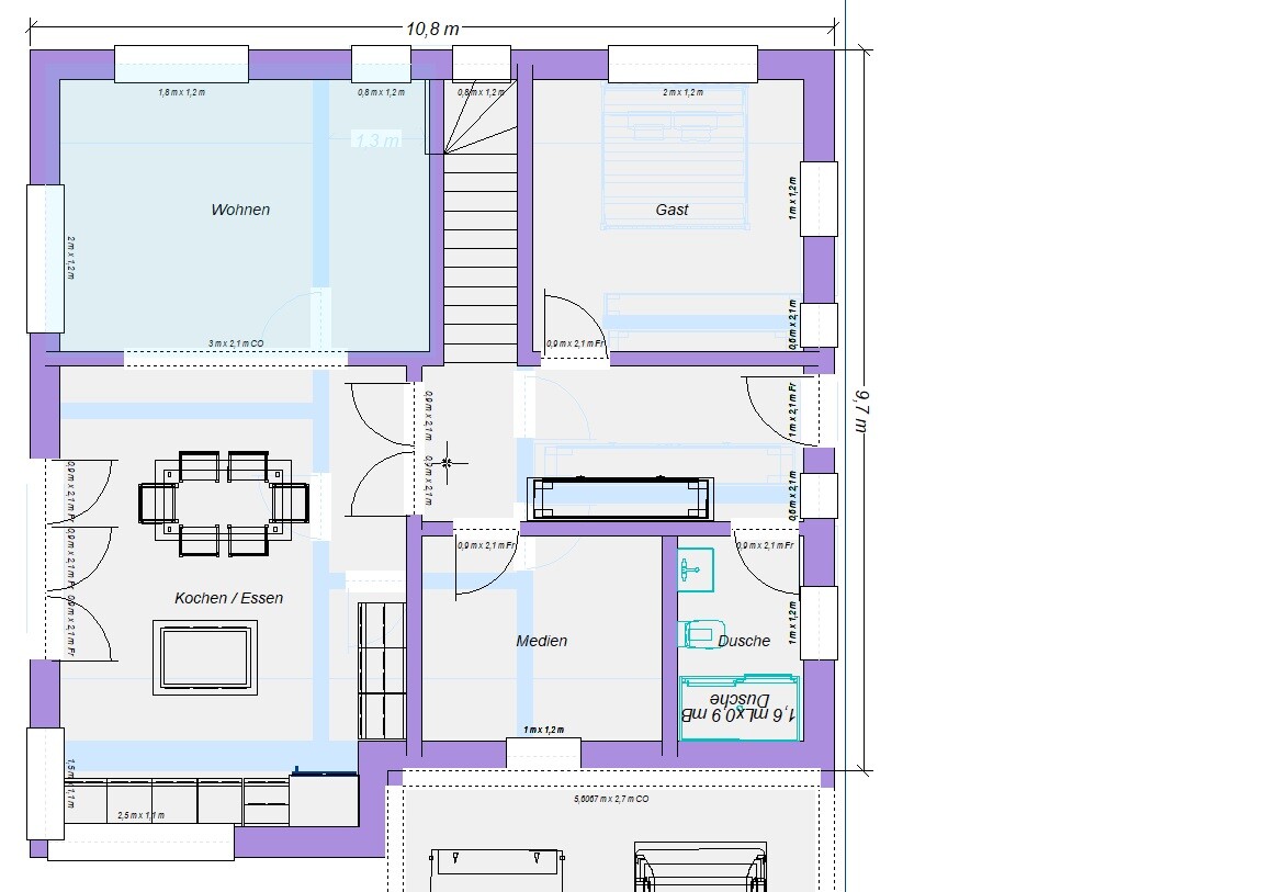Grundriss eines Hauses mit Wohnzimmer, Küche/Essen, Gästezimmer, Medien, Dusche, Treppen und Garage.