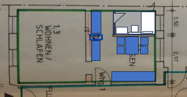 Grundriss: linkes Wohn-/Schlafzimmer, rechtes Esszimmer; blaue Möbel skizzenhaft dargestellt