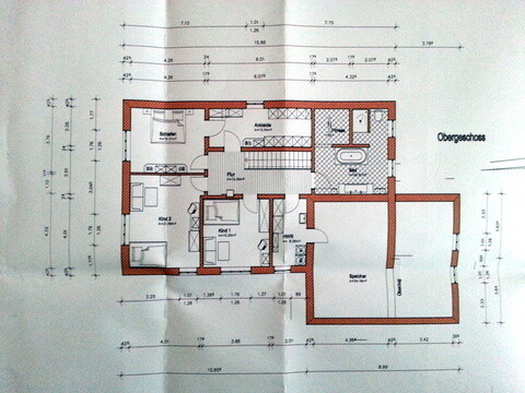 2D Grundrissplan eines Hauses mit Zimmern, Küche, Bad und Garage