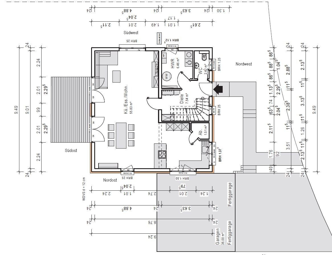 Detaillierter Hausgrundriss mit Küche, Wohnzimmer, Bad, Treppenhaus und Terrasse.