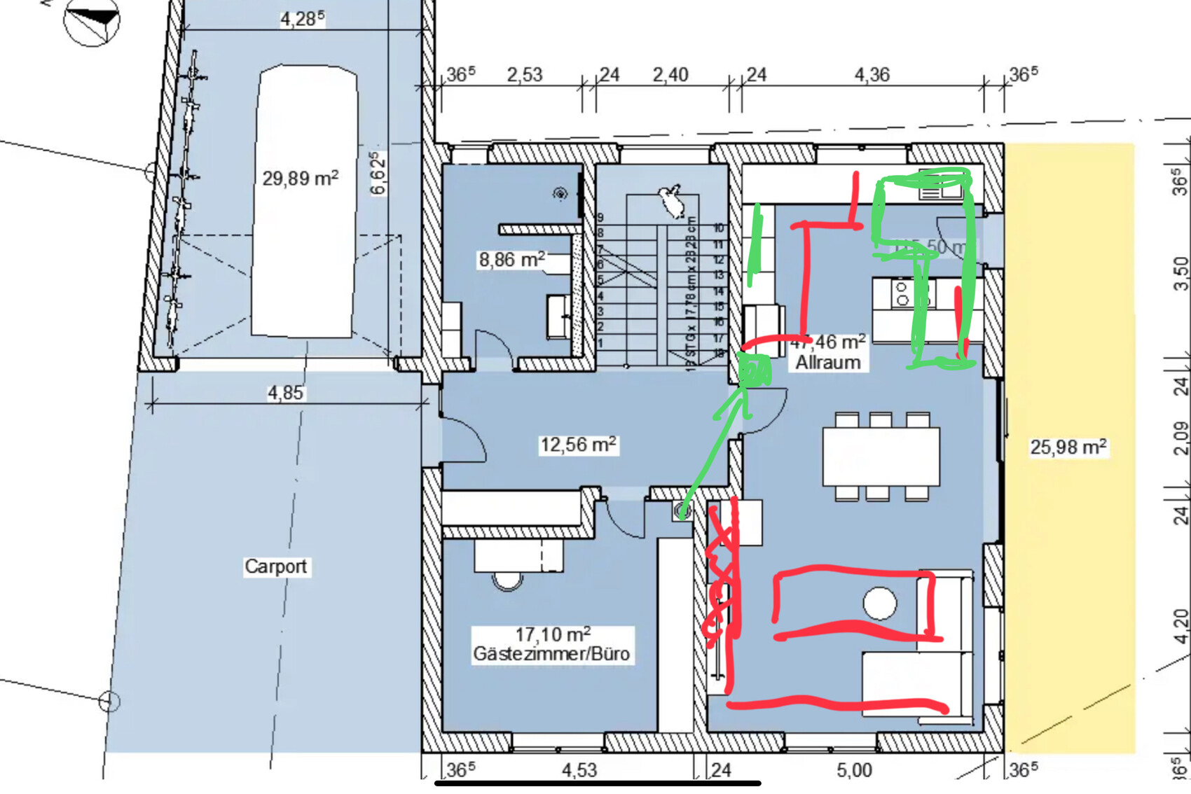 Grundriss eines Hauses mit Carport links, Gästezimmer/Büro, Allraum, Küche, Essbereich und Treppe