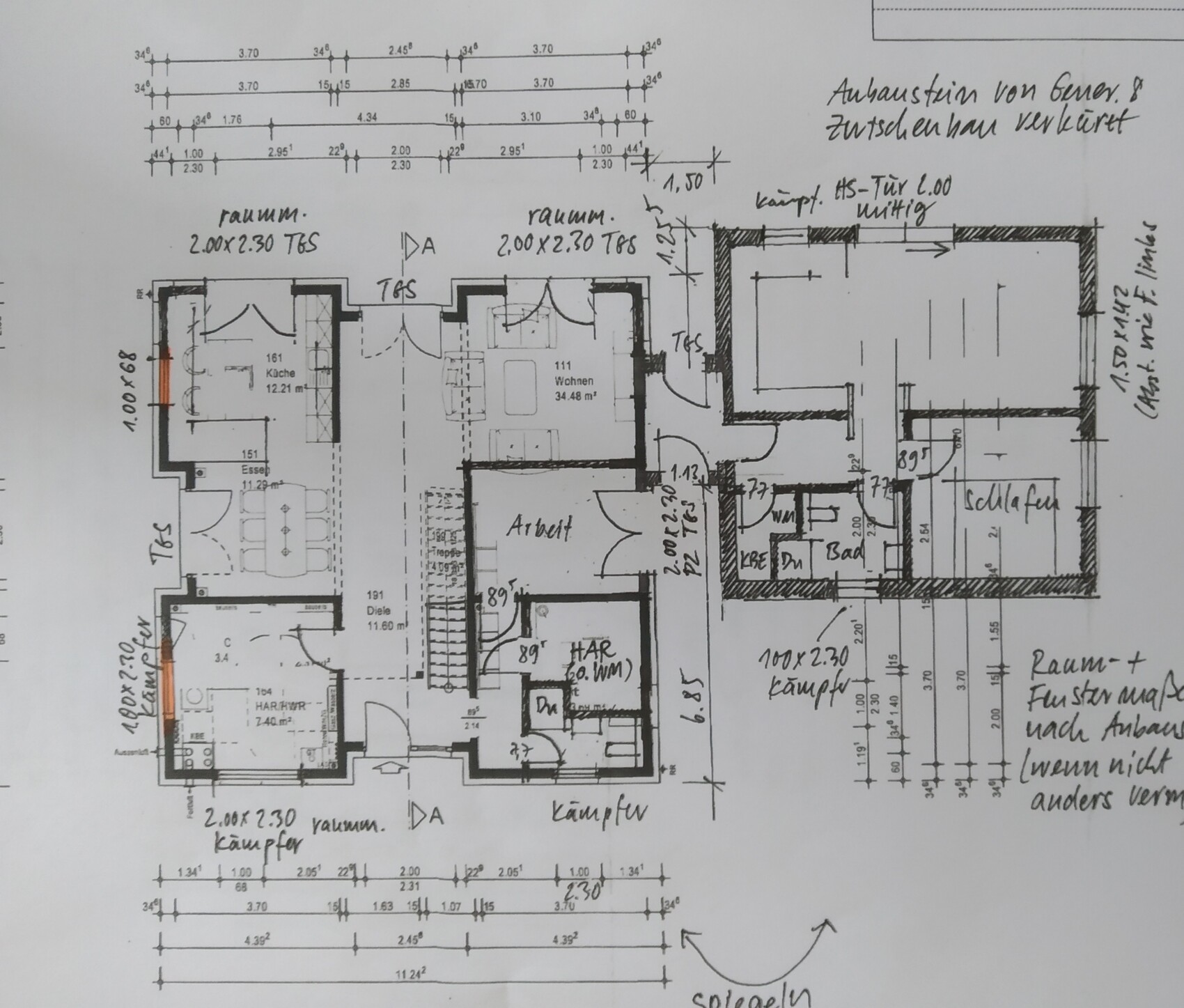 Grundriss eines Wohnbereichs mit Küche, Essen, Wohnen, Arbeitszimmer, Bad und Fluren.