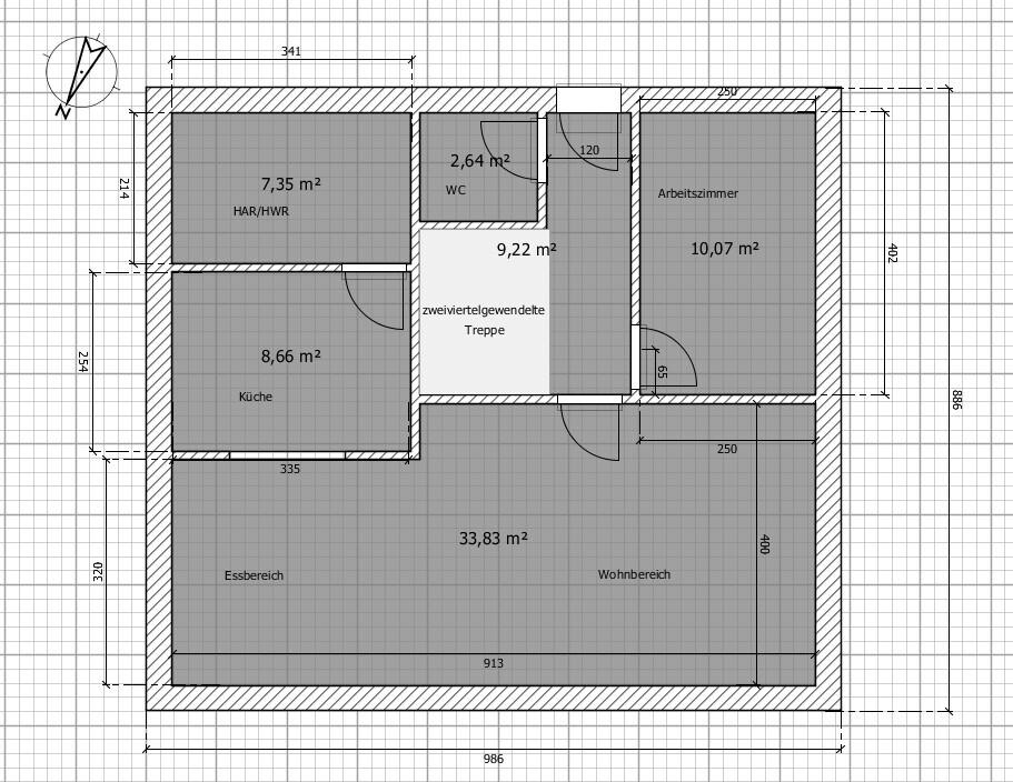 Grundriss eines Hauses mit großem Wohn-/Essbereich, Küche, Arbeitszimmer, WC, Flur und Treppe.