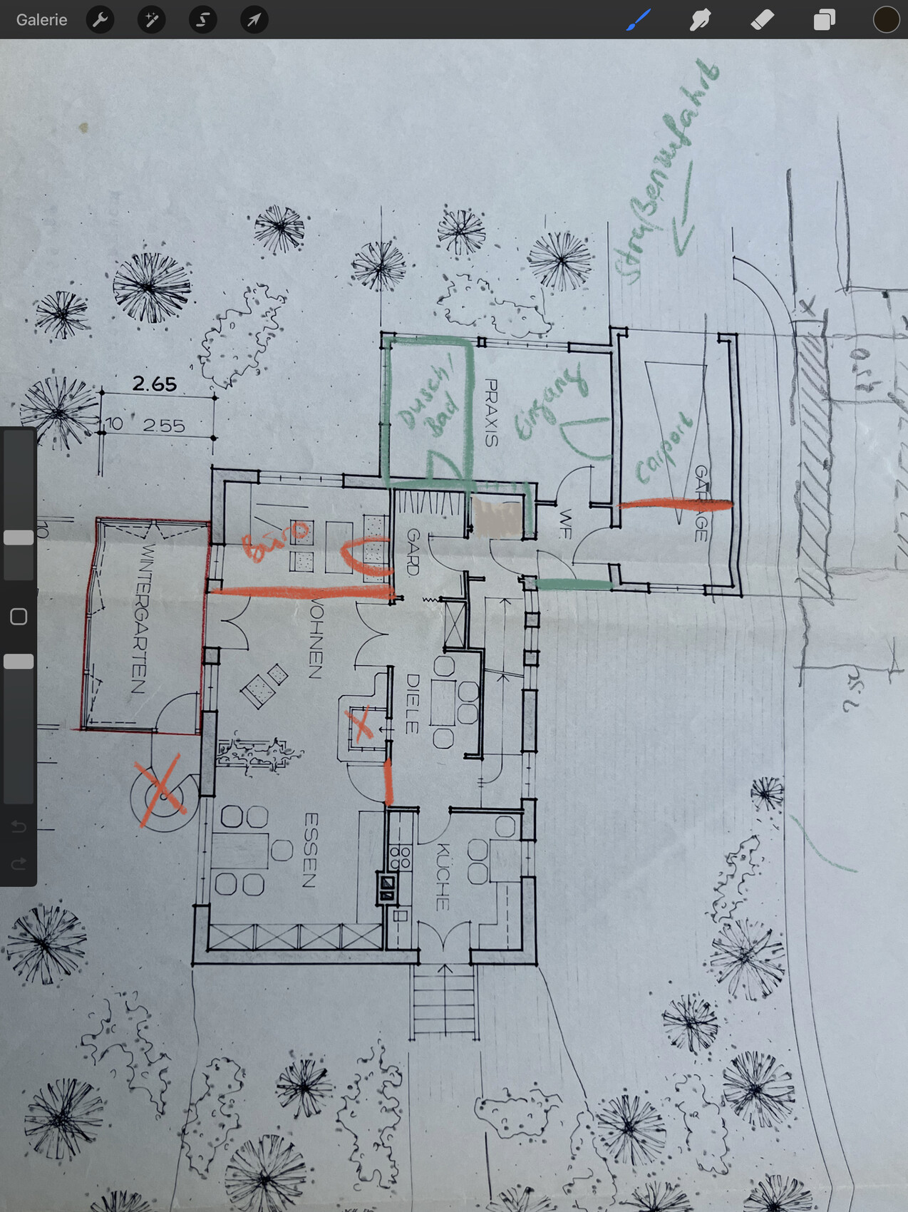 Grundriss eines Hauses mit Wohn- und Essbereich, Küche, Diele, Garderobe und Wintergarten.