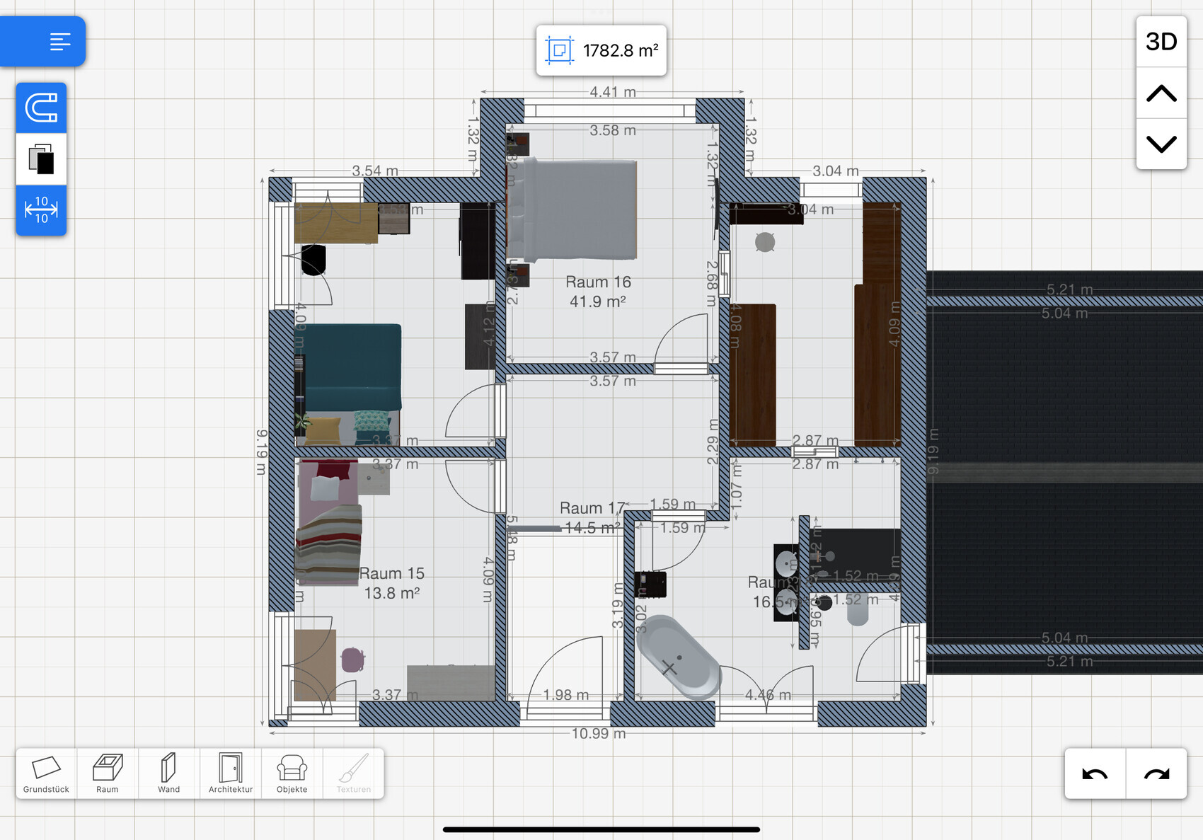 Grundriss einer Wohnung mit mehreren Zimmern, Möbeln und Bad.