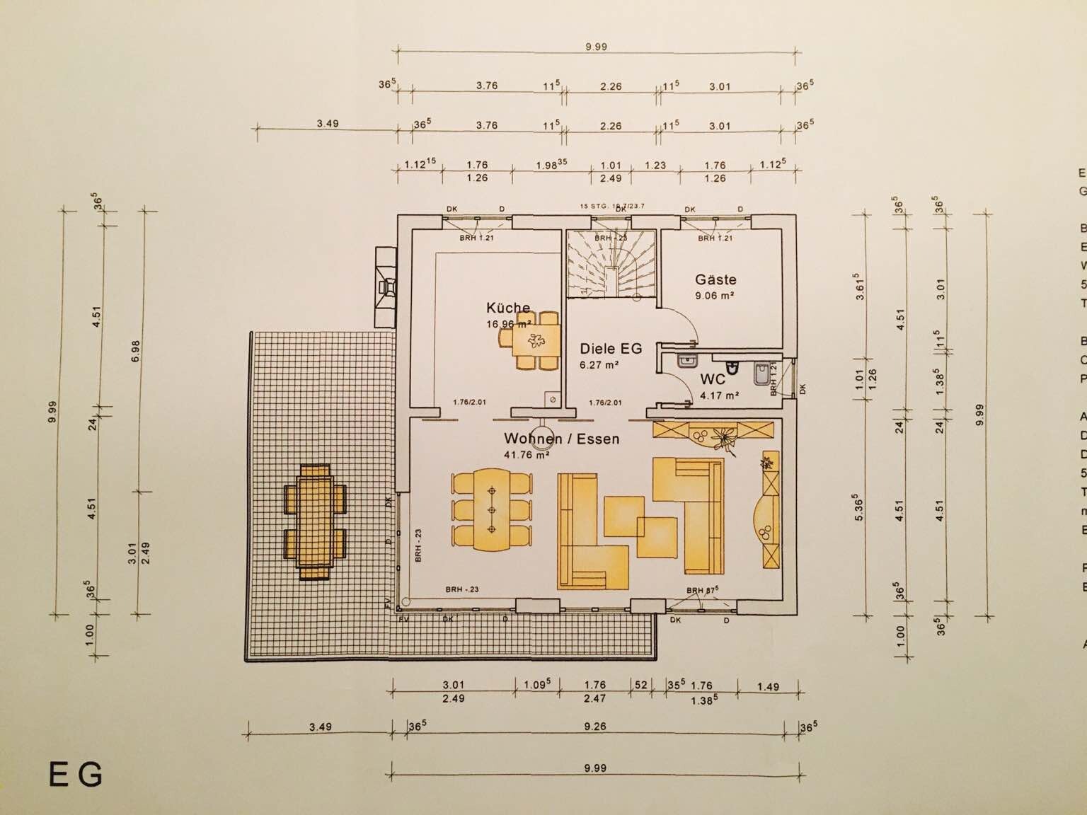 Grundriss eines Erdgeschosses mit Küche, Wohnzimmer, Gästezimmer und Terrasse