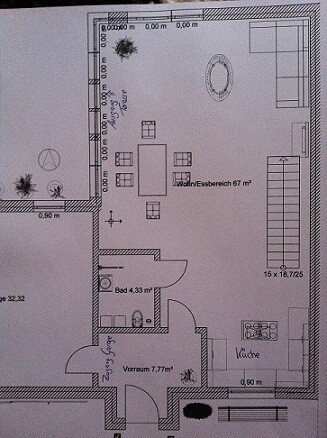 Grundrissplan eines Wohnhauses mit Wohnzimmer, Essbereich, Bad und Vorraum